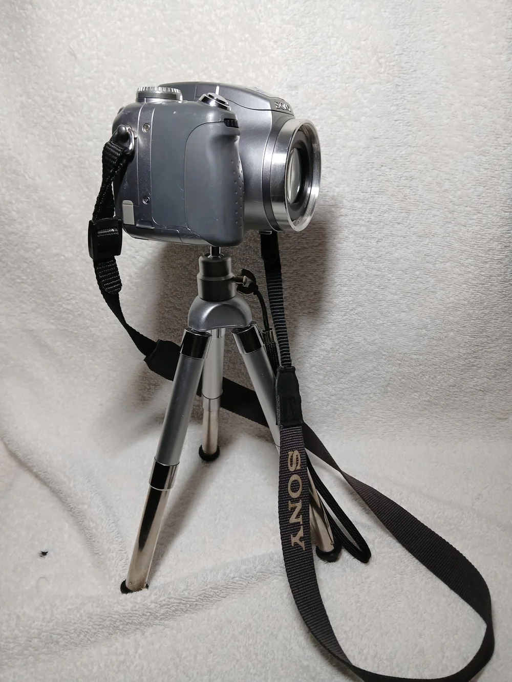 Sony Silver 6.0MP DSLR-Style Camera with Carl Zeiss Lens/RadioShack Tri-pod